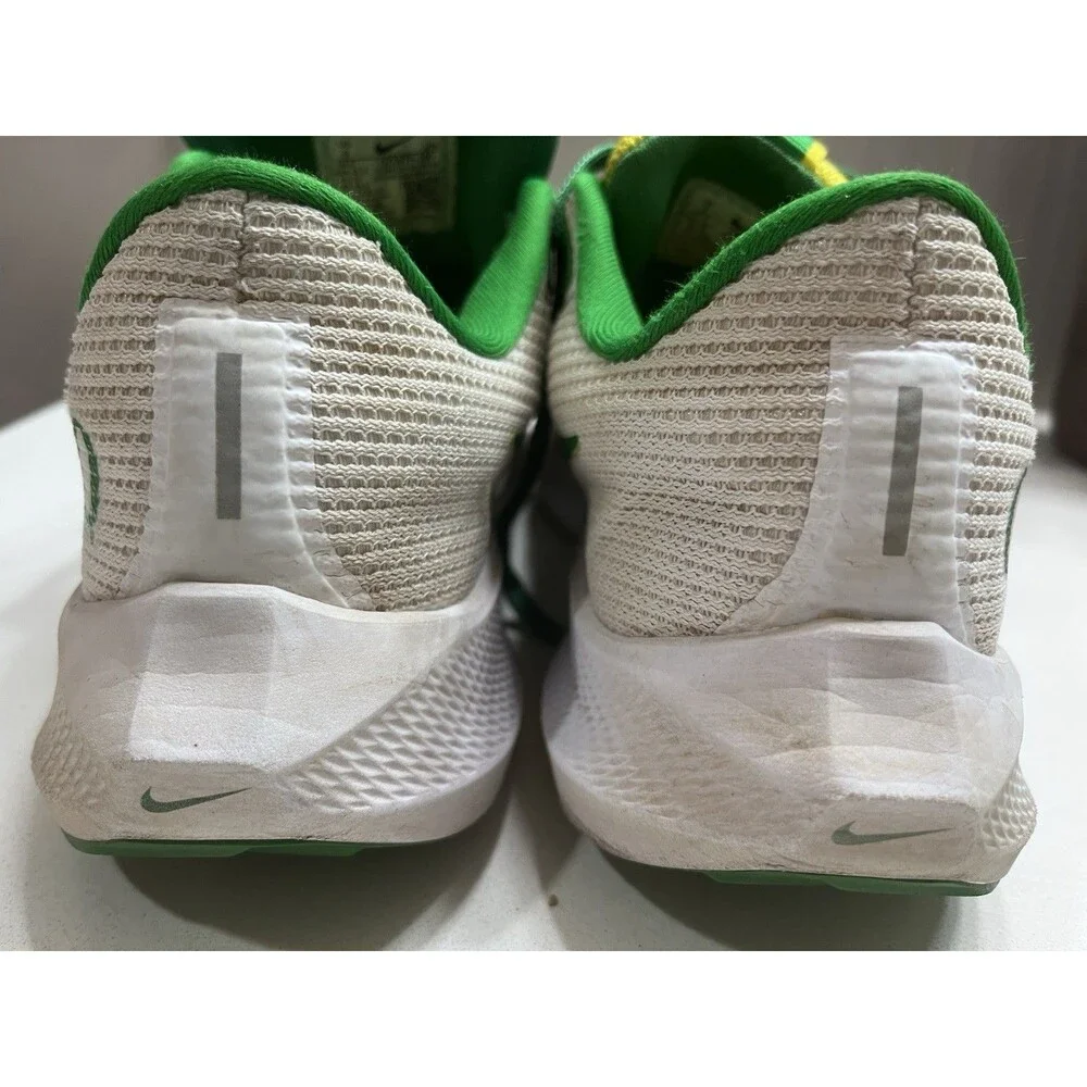 Nike Oregon Ducks Zoom Pegasus 40 Running Shoe White Yellow DZ5979-100 Size US 9